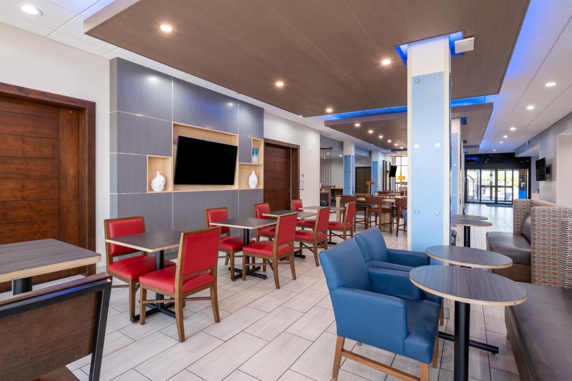 Holiday Inn Express & Suites - Gilbert - Mesa Gateway Airport Exterior photo